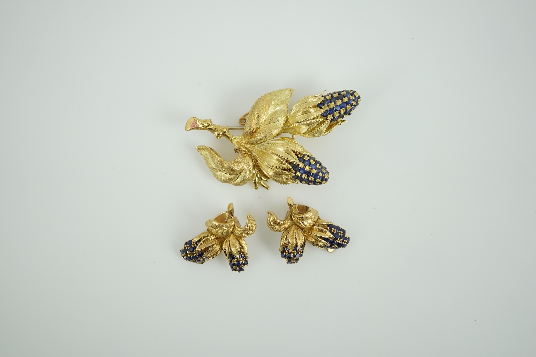 A 20th century Italian 18k gold and sapphire cluster set foliate brooch, 53mm, together with a pair of similar unmarked ear clips